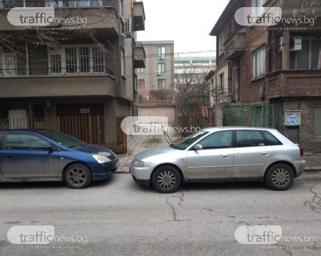 Кола запуши изхода на сграда в Пловдив! За шофьори от Сливен законите очевидно не важат