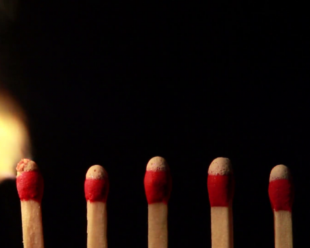 Мъж изгаси 62 кибритени клечки с езика си за една минута