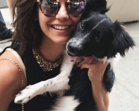 Нина Добрев обича да се гушка с кучето си СНИМКИ