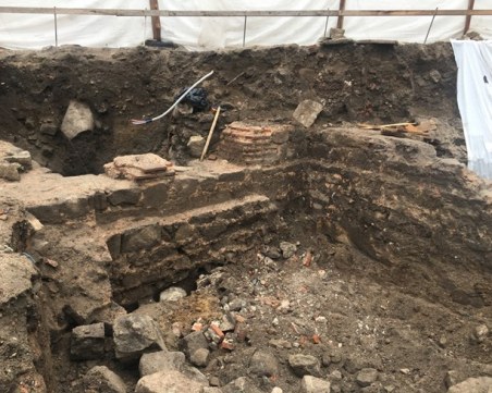 Видигат 3-етажен хотел на мястото на възрожденска къща в Стария град