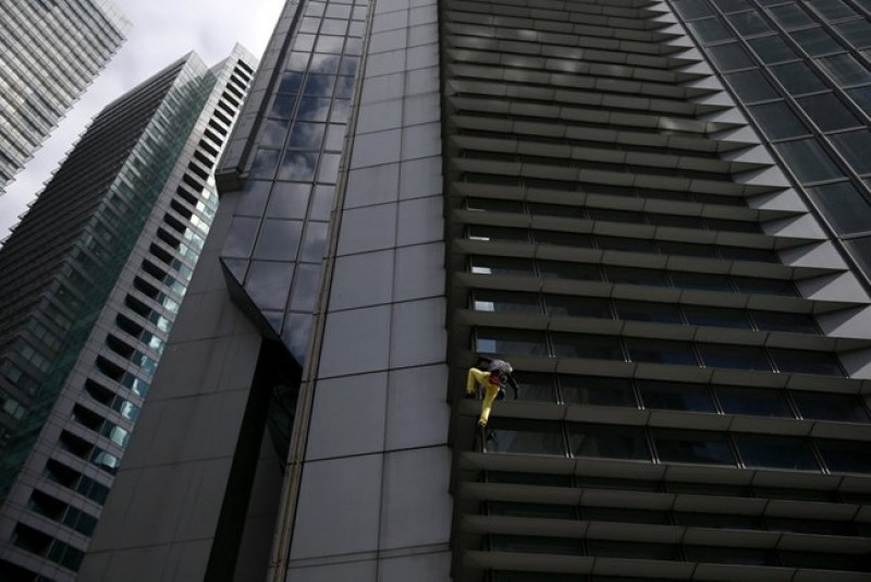 Френският Спайдърмен изкачи 47-етажна сграда ВИДЕО и СНИМКИ