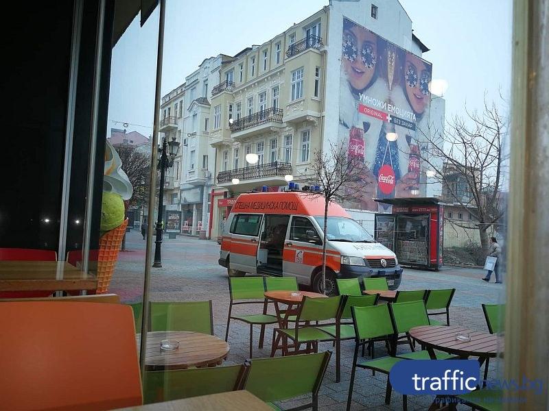 Мъж се свлече в кафене на Главната, викнаха линейка СНИМКИ