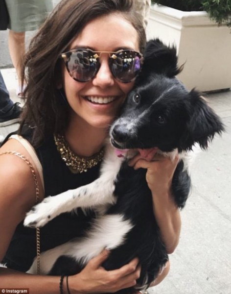Нина Добрев обича да се гушка с кучето си СНИМКИ