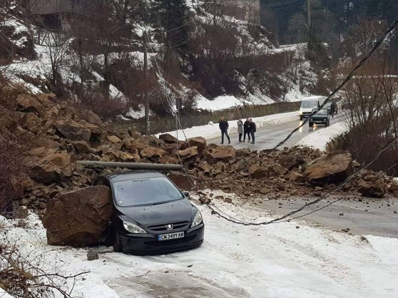 Свлачище затрупа кола край Смолян