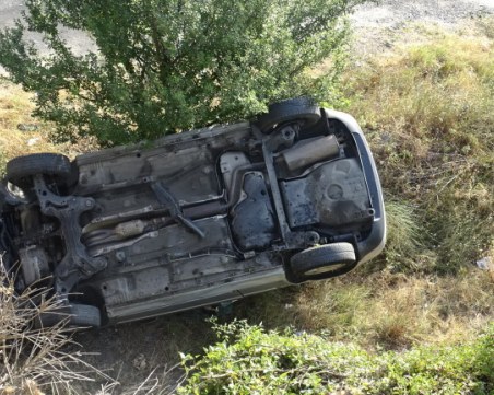 19-годишен излетя от пътя и се заби в канал с колата си