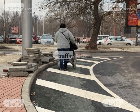 А инвалидите къде? Пловдивчанка бута болното си дете на платното, за нея тротоар няма СНИМКИ