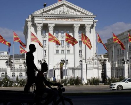 Слагат табели с новото име в Македония