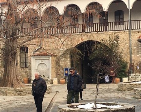 В Бачковския манастир вече стъпваме по каменни плочи, махнаха калдъръма