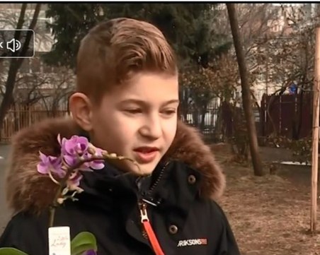 10-годишно момче събра пари, за да купи орхидея за рождения ден на майка си ВИДЕО