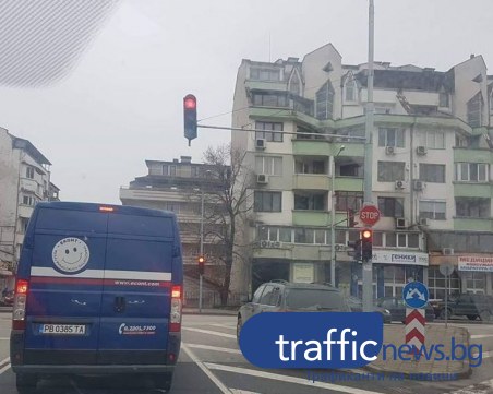 Най-удобното място за паркиране в Смирненски се оказа… в средата на кръстовище СНИМКИ