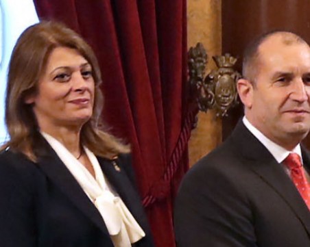 Румен Радев и съпругата му се качиха на трамвай СНИМКА