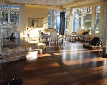 Съдебни изпълнители влизат в къщата на Баневи в Бояна