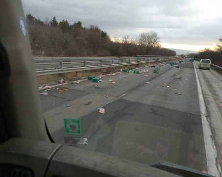 Шофьор разпиля стотици колбаси на АМ Хемус