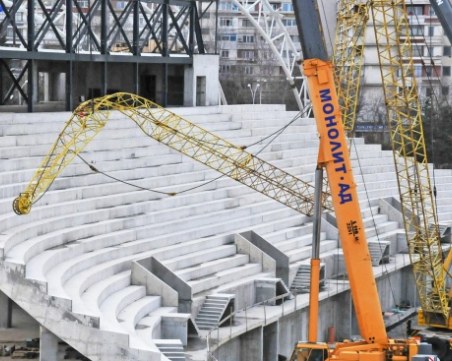 Стрела на кран се стовари върху строежа на новата спортна зала в Бургас СНИМКИ