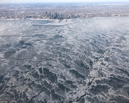 Студът в САЩ превърна езерото Мичиган в леден апокалипсис СНИМКИ