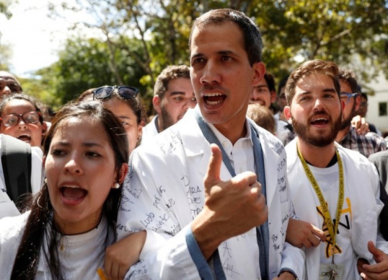 Напрежението във Венецуела продължава! Гуайдо излезе на протест