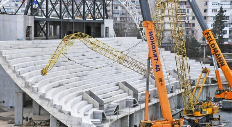 Стрела на кран се стовари върху строежа на новата спортна зала в Бургас СНИМКИ