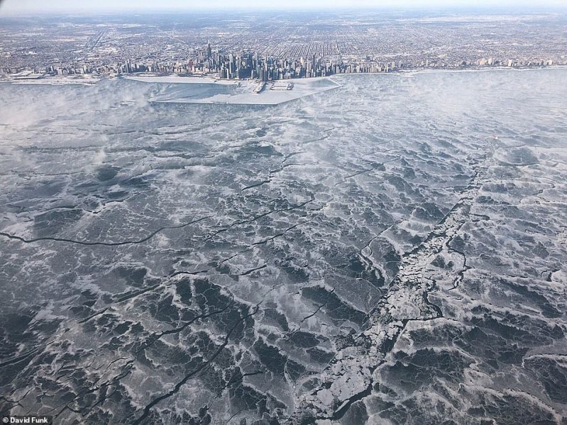 Студът в САЩ превърна езерото Мичиган в леден апокалипсис СНИМКИ