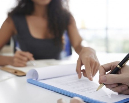 Арестуваха 29-годишна банкова служителка, присвоила над 200 бона