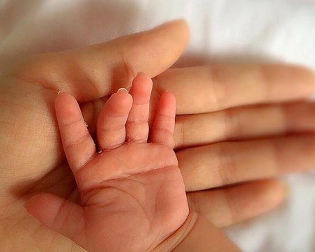 Изоставено бебе в пазарска чанта откриха в Лондон