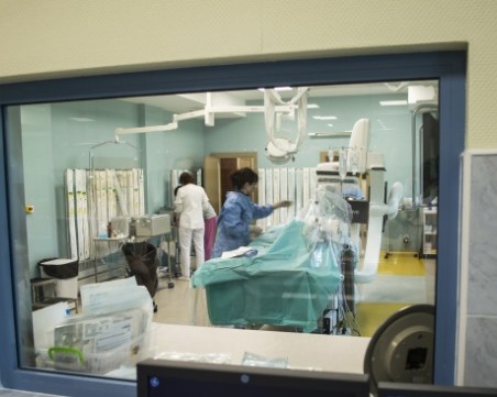 Извадиха част от катетър от сърцето на жена без операция