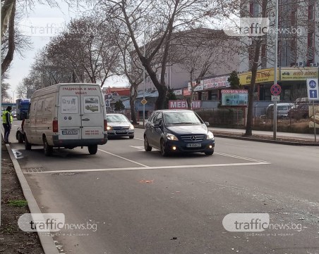 Катастрофа с бус на пловдивски булевард! Счупени стъкла покриха пътното платно СНИМКИ