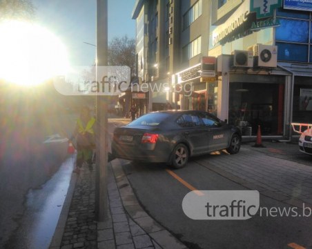 Жена опита да влезе с колата си в... банка в Пловдив СНИМКИ