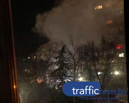 Пожар в Кършияка тази нощ! Кола избухна в пламъци СНИМКА