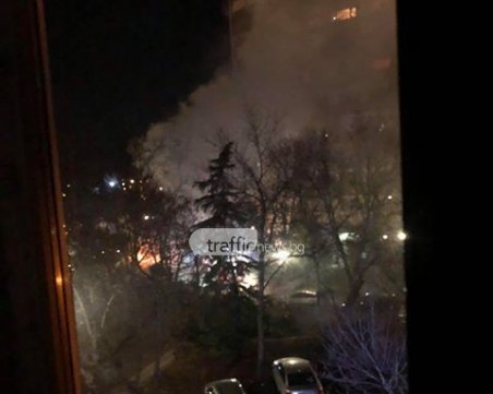 Пожарът в Кършияка унищожил напълно една кола и засегнал още три