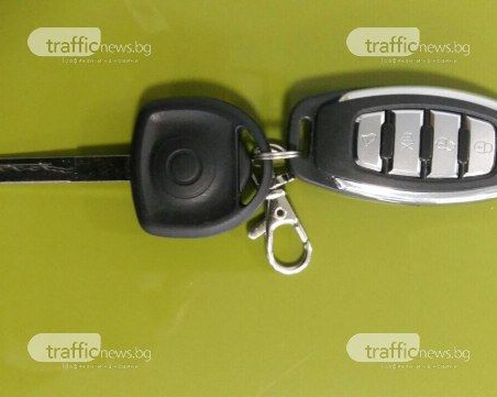 Разпознавате ли тези ключове? Открити са в пловдивско такси СНИМКА