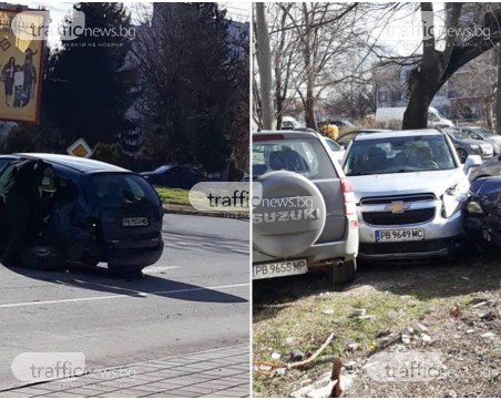 Шофьор потроши няколко коли в Кършияка, за да мине на пряко СНИМКИ