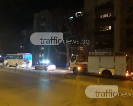 Такси засече пътя на автобус в Пловдив, качи го на островче и избяга СНИМКИ