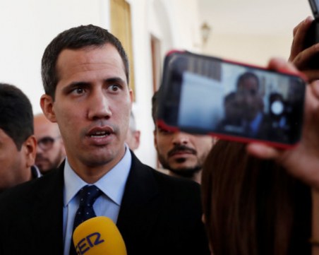 Властите във Венецуела заплашвали семейството на Хуан Гуайдо