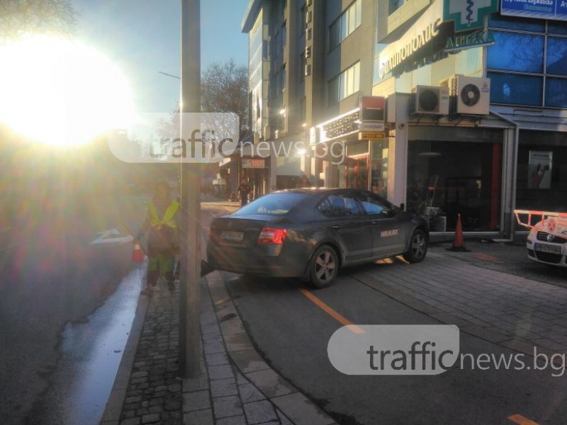 Жена опита да влезе с колата си в... банка в Пловдив СНИМКИ