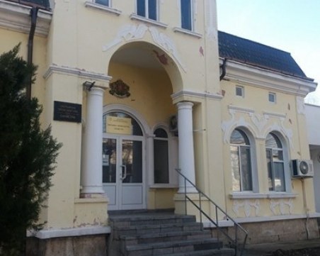 Банкерката, присвоила близо 200 бона, не се явила в болницата, издирват я