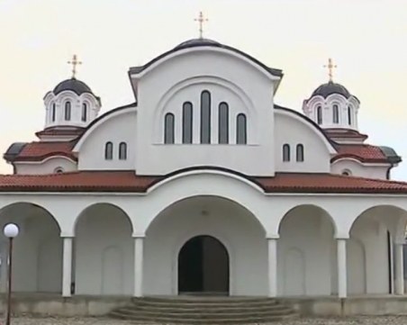 Храм, изграден с помощта на дядо Добри, отвори врати