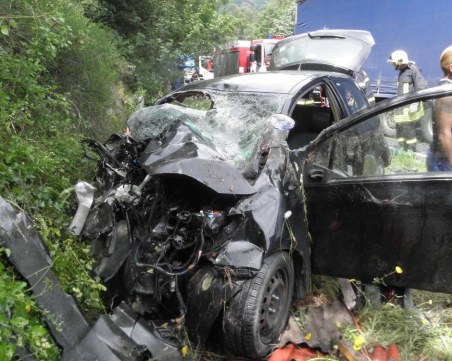 Кола полетя в пропаст, алпинисти вадят шофьорът