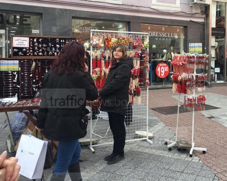 Първите щандове с мартеници грейнаха в сърцето на Пловдив СНИМКА