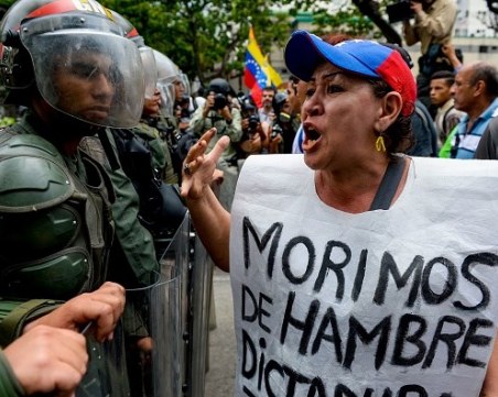 Преврат? Високопоставен генерал мина на страната на опозицията във Венецуела