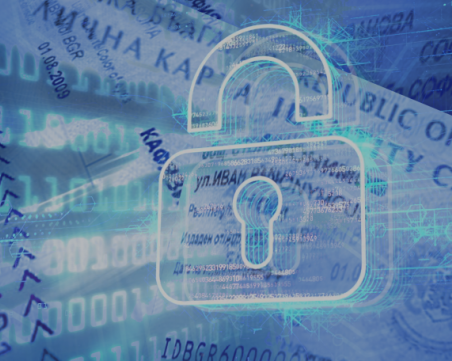 Разследват общински съветник за ровене в лични данни на граждани