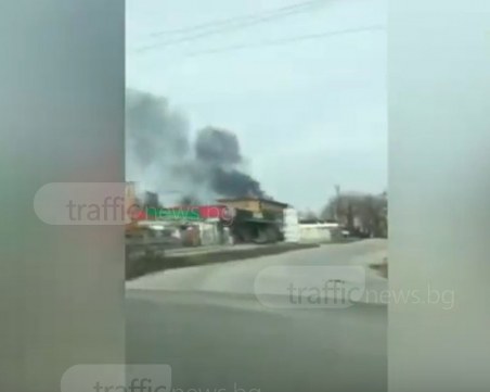 Роми отново обгазиха Пловдив! Черен дим от горящи гуми се извиси над “Източен“ ВИДЕО