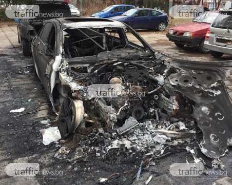 Умишлен палеж? Мерцедесът, горял в Кършияка, е унищожен напълно! СНИМКА