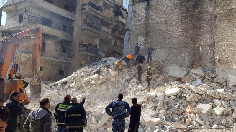 Срути се 5-етажен жилищен блок в Алепо СНИМКИ