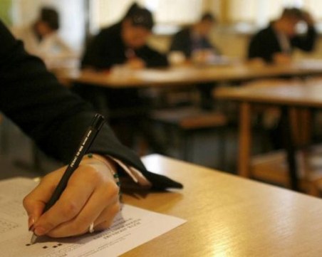 Десетокласниците от догодина полагат четири изпита на НВО