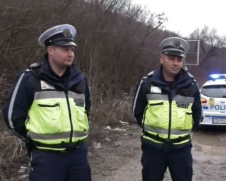Двама полицаи спасиха жена на пътя! Надежда няма да забрави това ВИДЕО