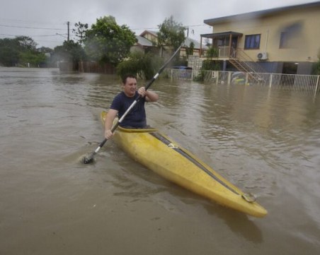 Евакуират хиляди хора заради наводненията в Австралия