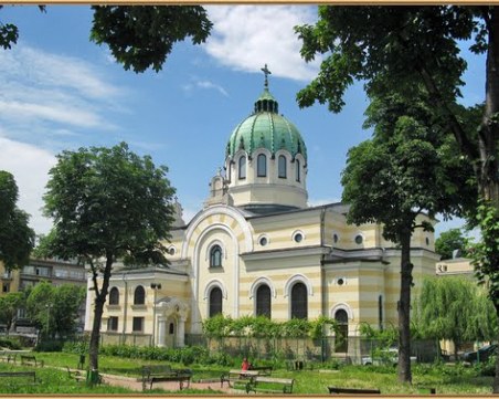 Хранят по 400 бедни в двора на столична църква, търсят дарители