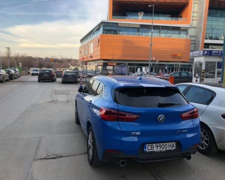 Каролев за шофьор на лъскаво БМВ: Имам си парички многу... Е, ша спестя два лева, кат спра на забранено СНИМКИ