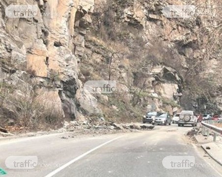 Свлачище блокира пътя Асеновград - Бачково! Образува се огромна колона от коли СНИМКИ