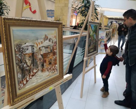 Цветни картини оживяха в изложба в пловдивски мол СНИМКИ